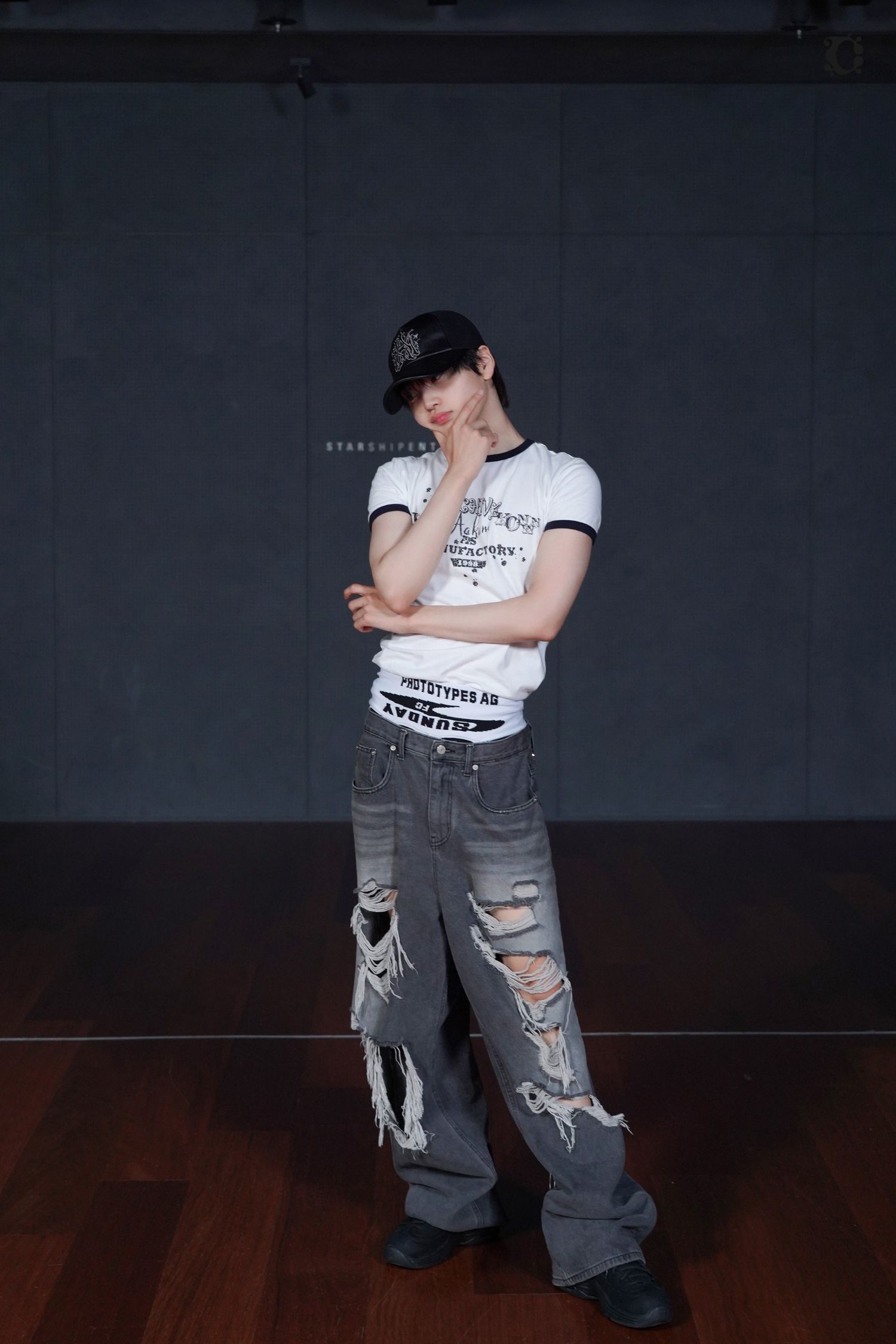 Latest photo of Hyeongjun (CRAVITY)
