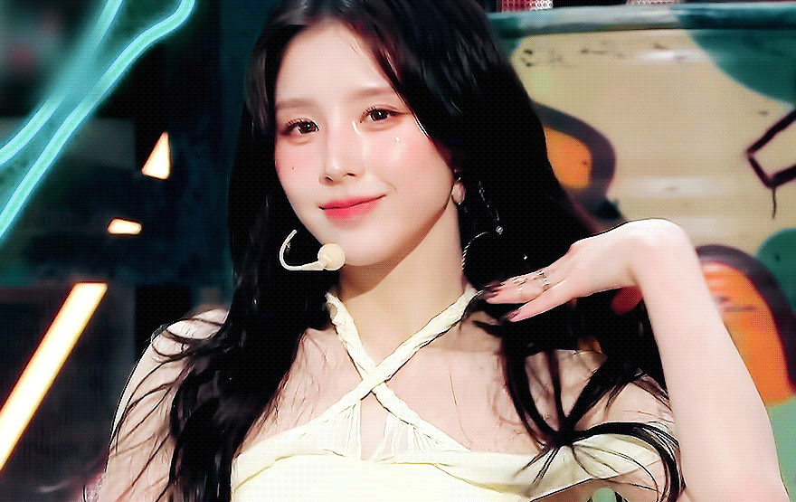 Foto aktivitas terbaru HeeJin (ARTMS)