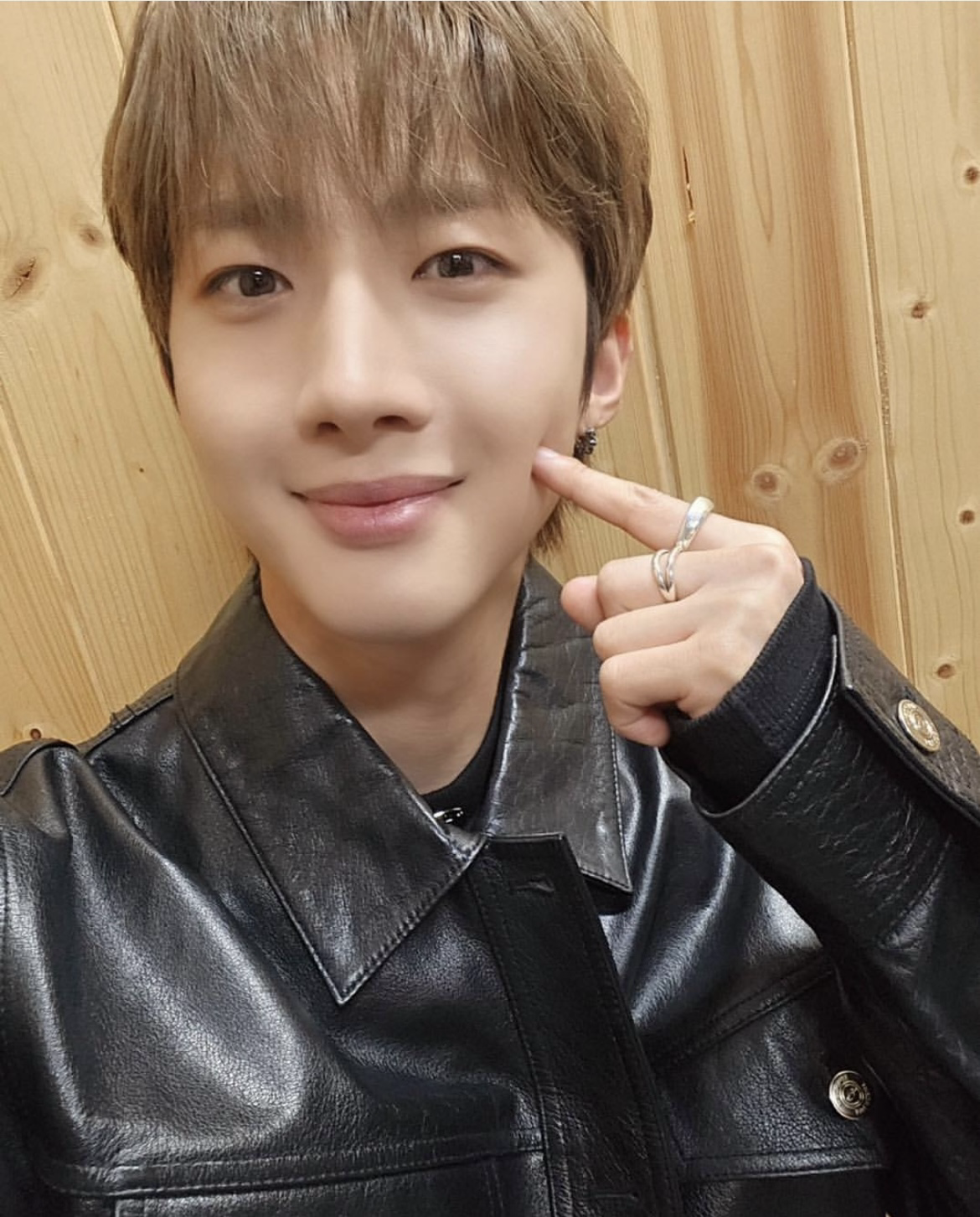 A moment captured by Hui (PENTAGON)'s fan
