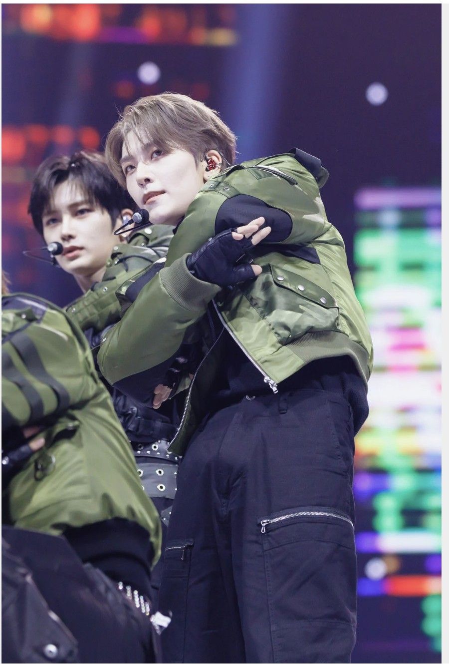 A moment captured by He Xinlong (ALPHA DRIVE ONE)'s fan