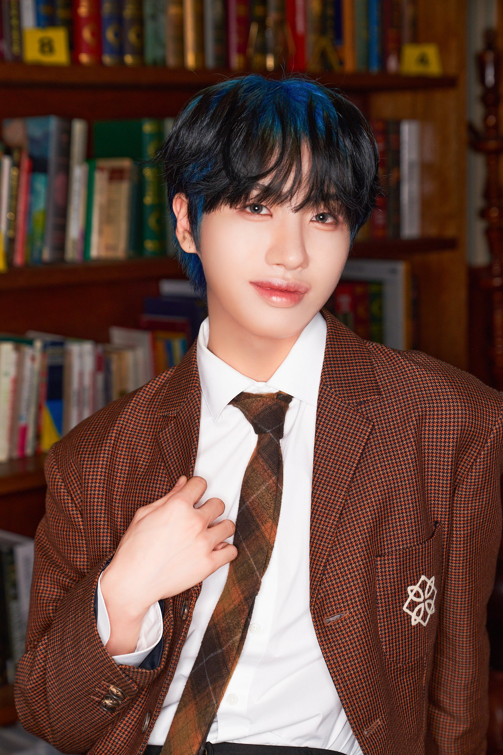 Behind-the-scenes cut of Huiwon (n.SSign)