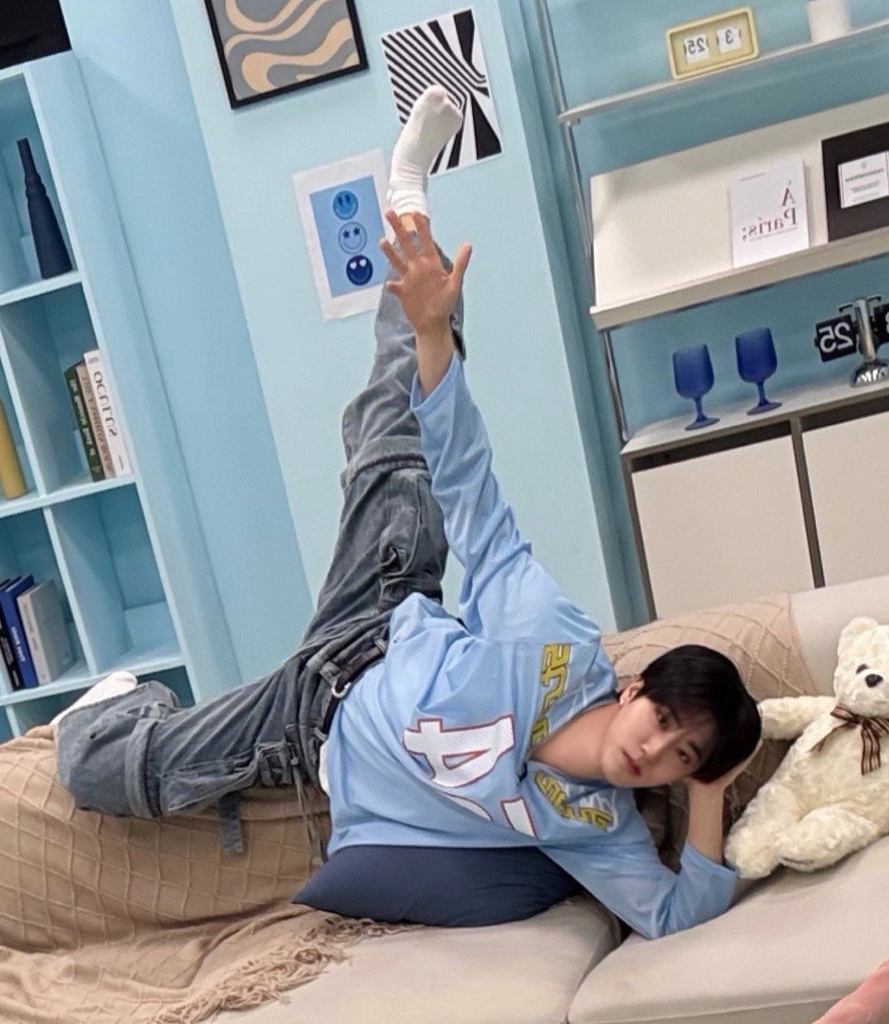 Behind-the-scenes cut of HAN (Stray Kids)