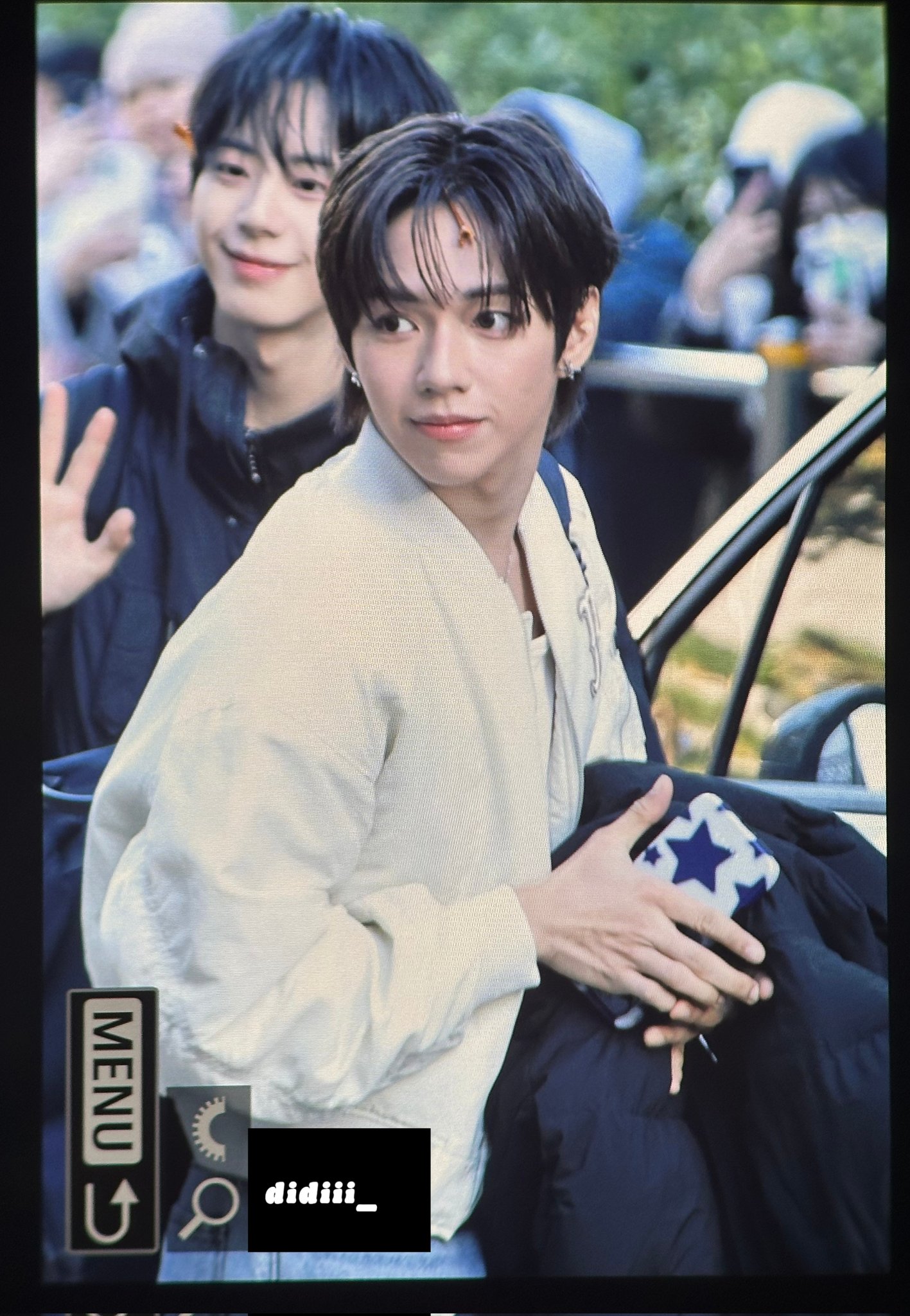 A moment captured by JL (AHOF)'s fan