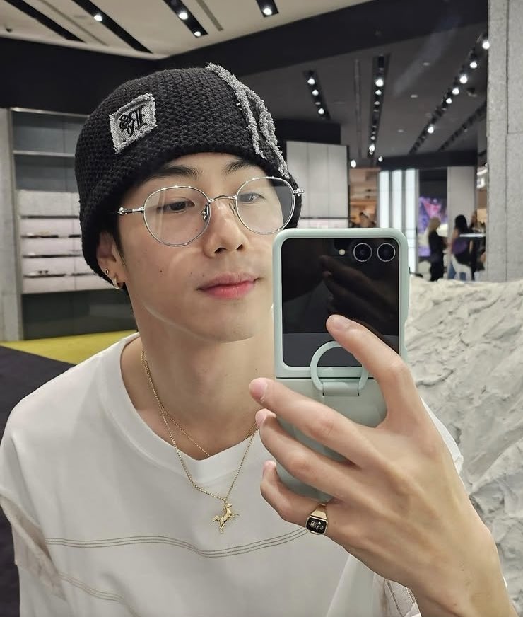 Latest photo of Mark (GOT7)