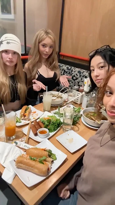 A moment captured by GIRLSET's fan