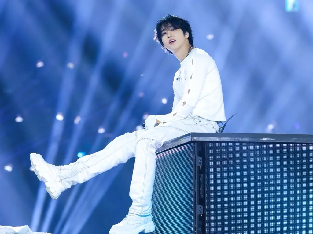 Behind-the-scenes cut of HAN (Stray Kids)