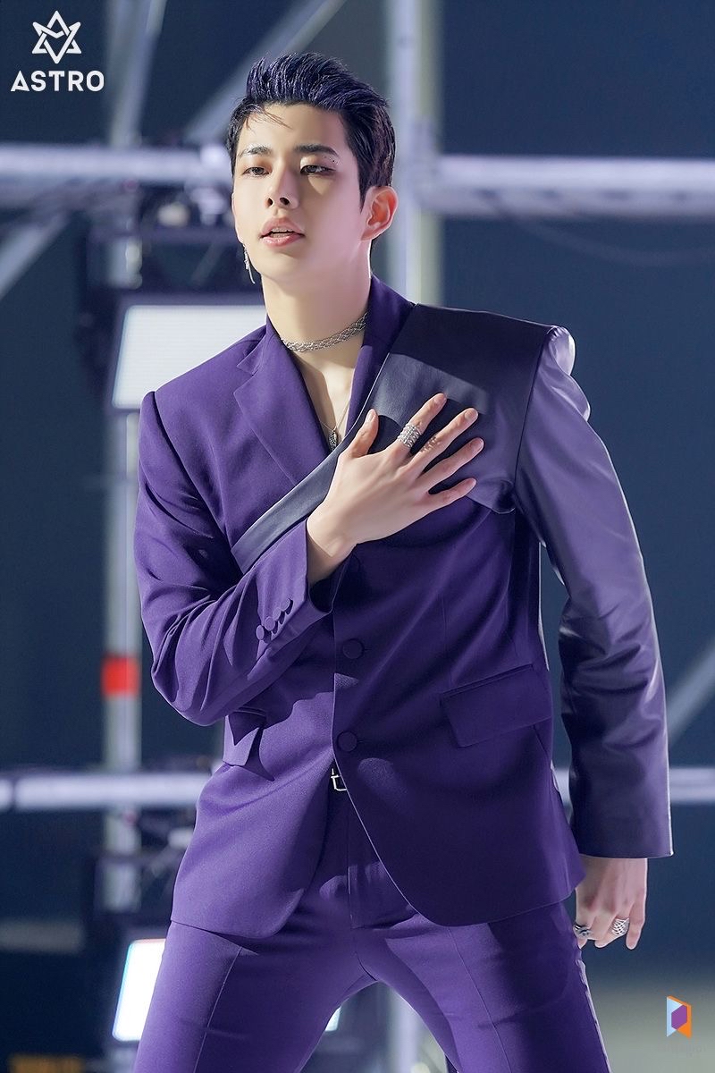 A moment captured by MJ (ASTRO)'s fan