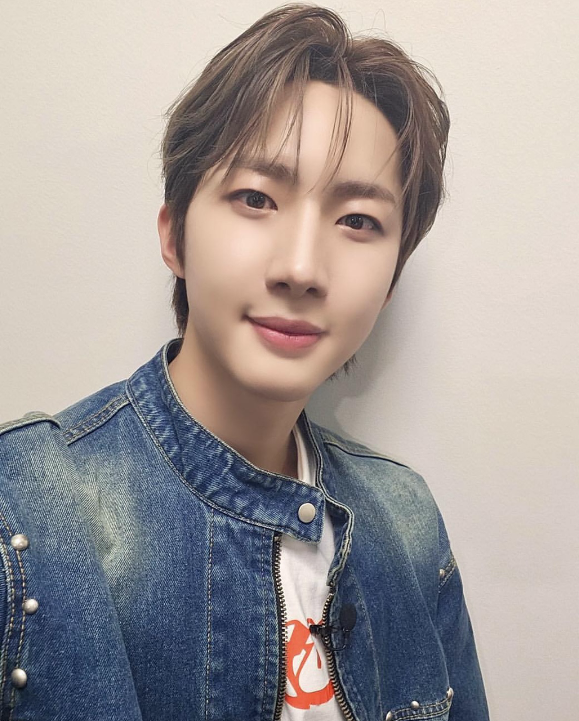 A moment captured by Hui (PENTAGON)'s fan
