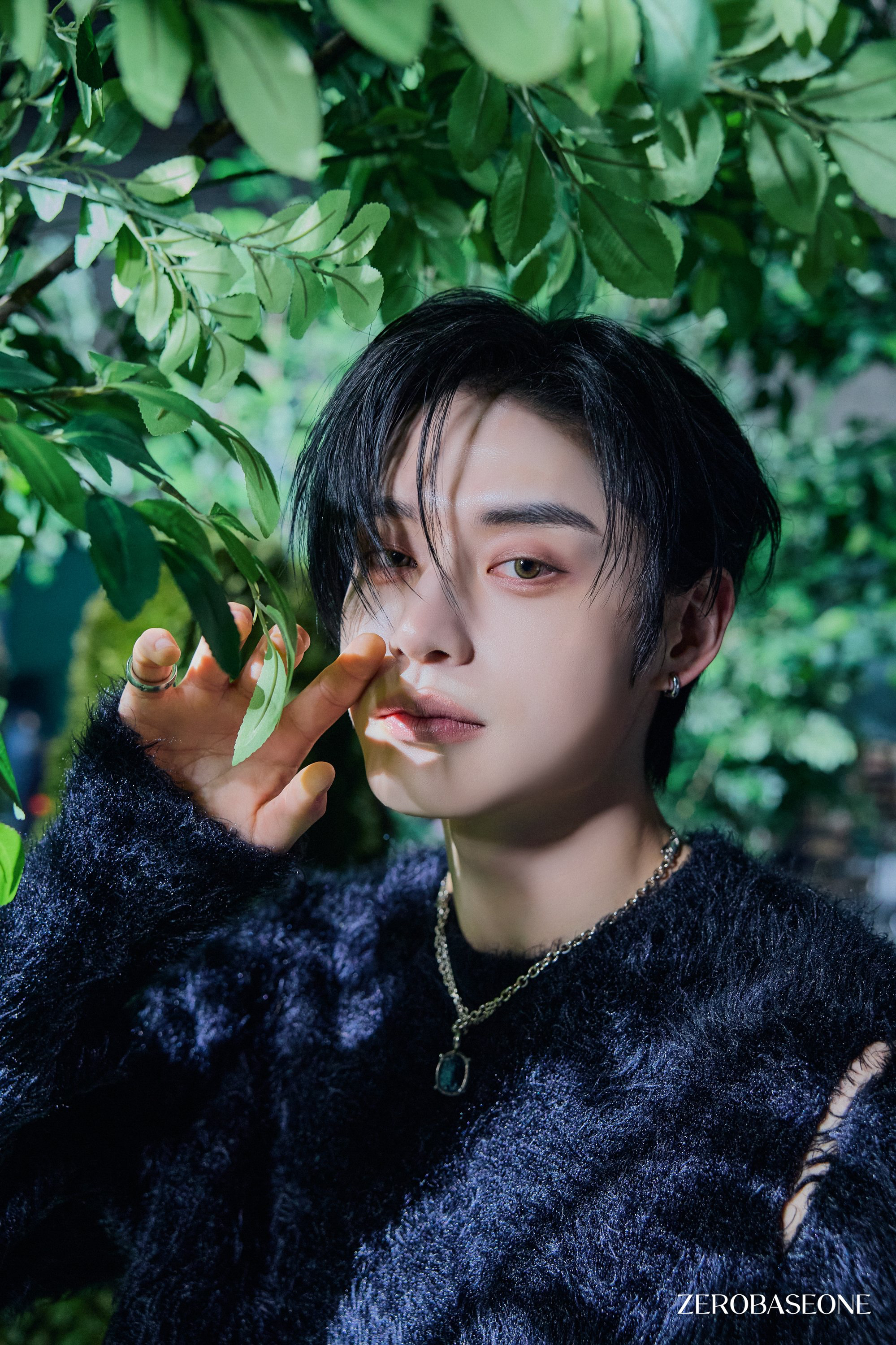 Behind-the-scenes cut of Kim Jiwoong (ZEROBASEONE)
