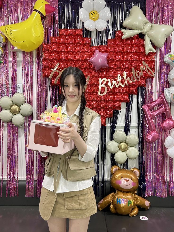 Behind-the-scenes cut of Minju (ILLIT)
