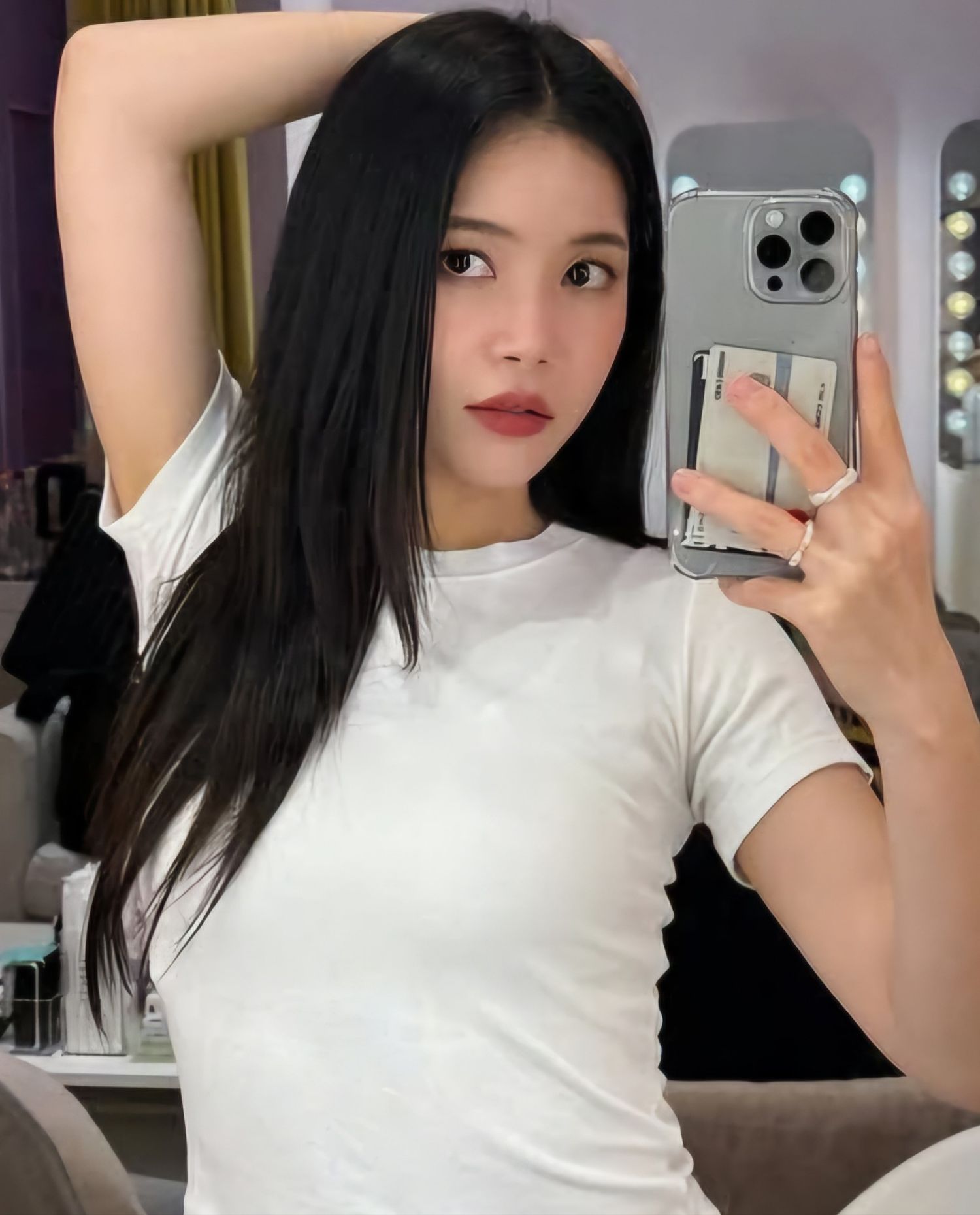 Latest photo of Solar (MAMAMOO)
