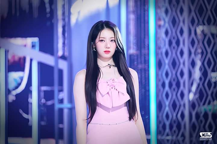 Behind-the-scenes cut of Rora (BABYMONSTER)
