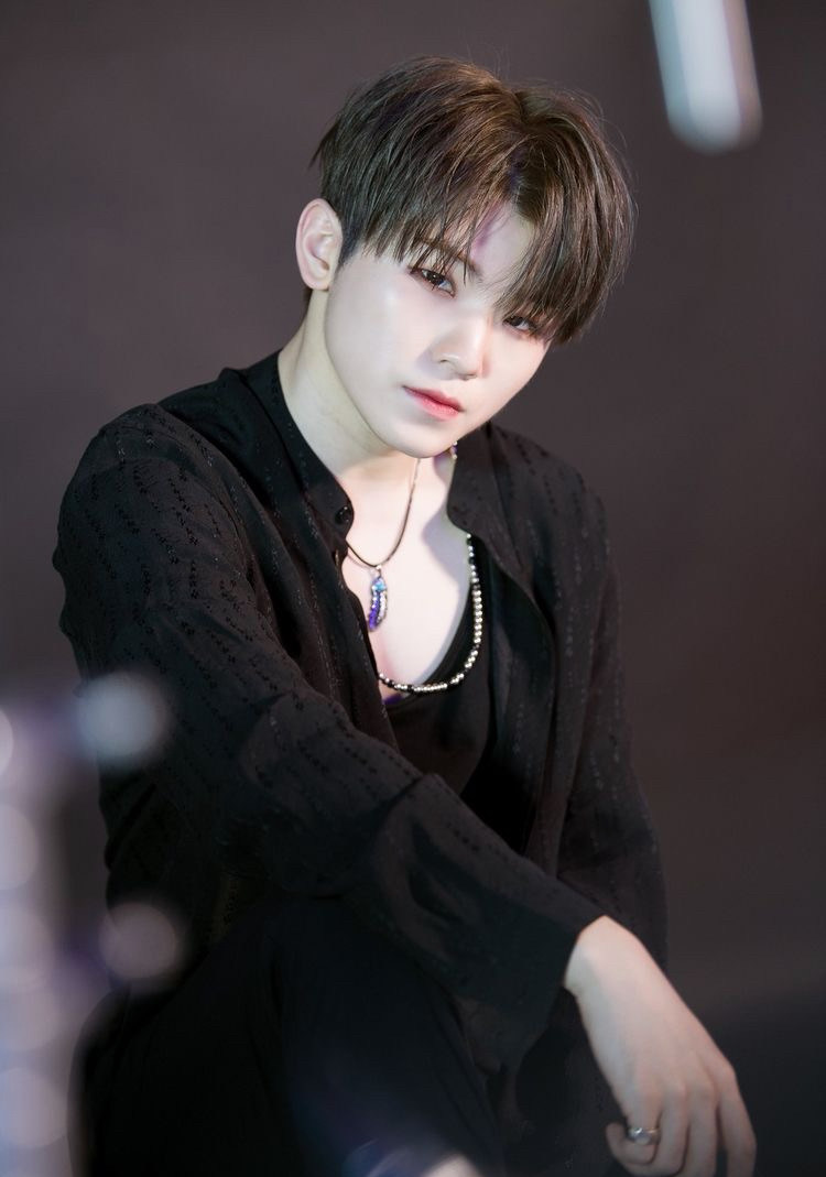 Woozi (SEVENTEEN)的最新活動照片