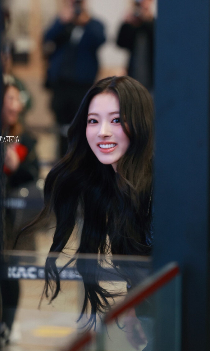 Behind-the-scenes cut of Anna (MEOVV)