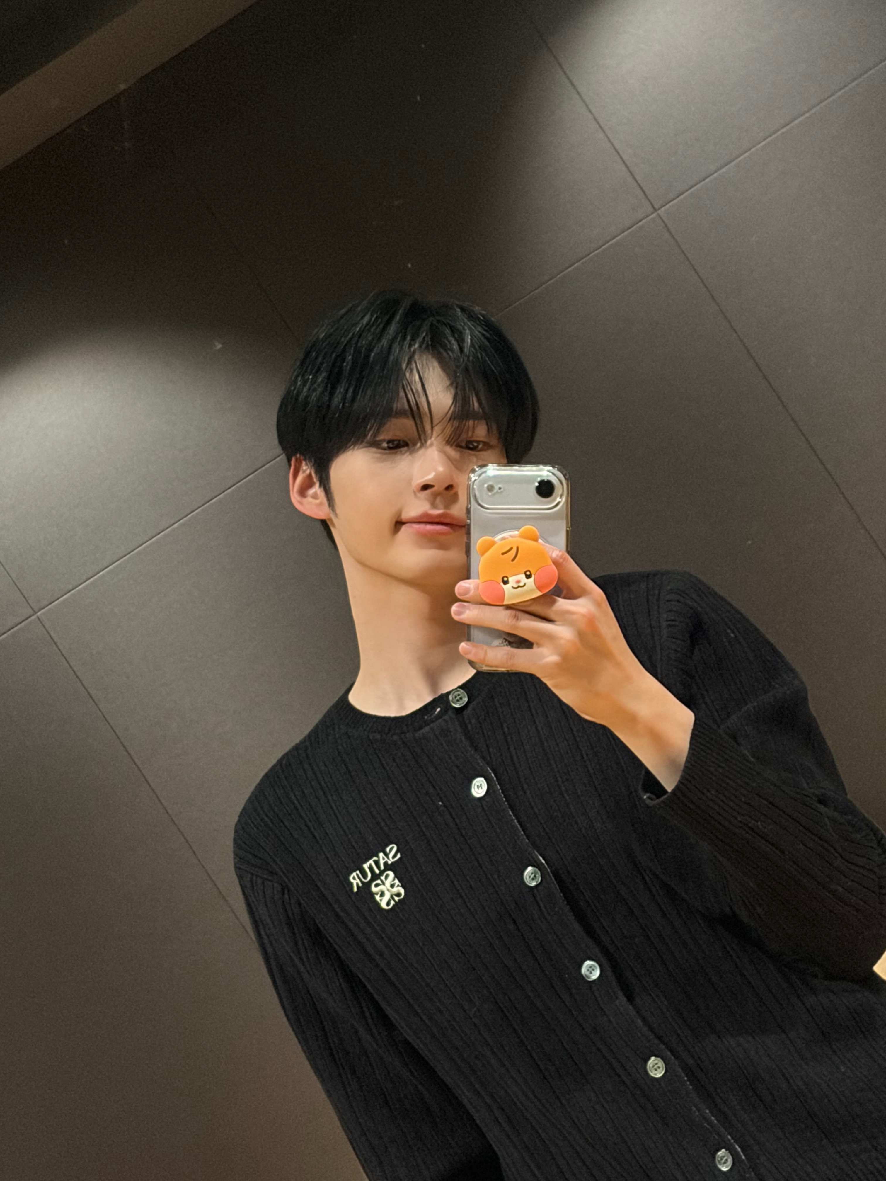 A moment captured by Sung Hanbin (ZEROBASEONE)'s fan