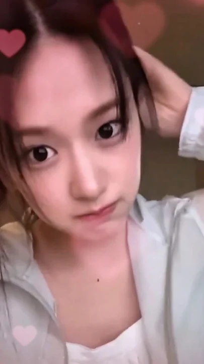 A moment captured by An Yujin (IVE)'s fan