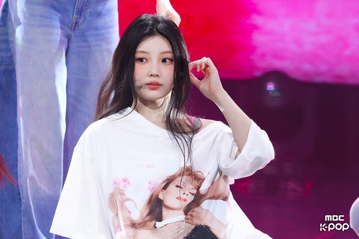 Behind-the-scenes cut of Wonhee (ILLIT)