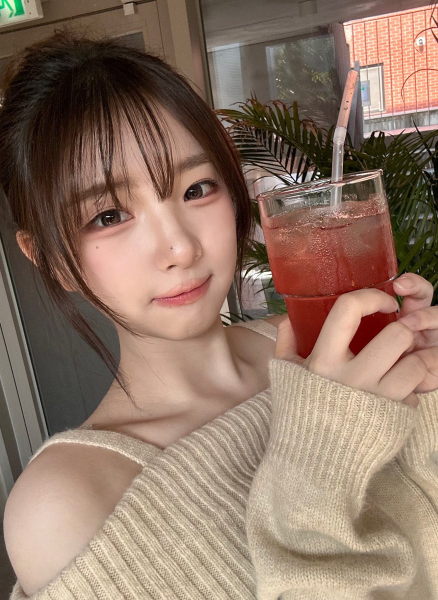 Behind-the-scenes cut of tripleS