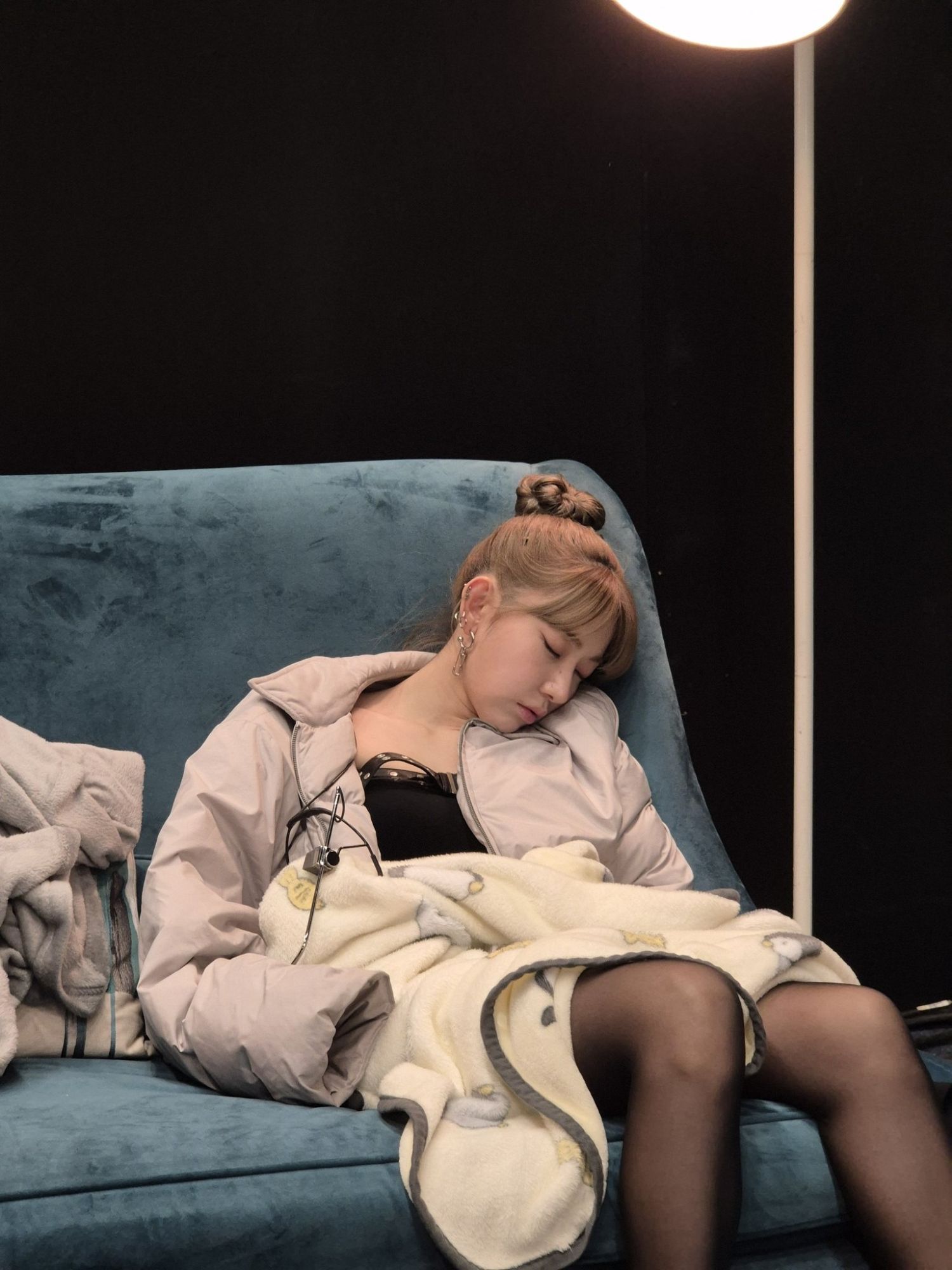 Behind-the-scenes cut of Sakura (LE SSERAFIM)