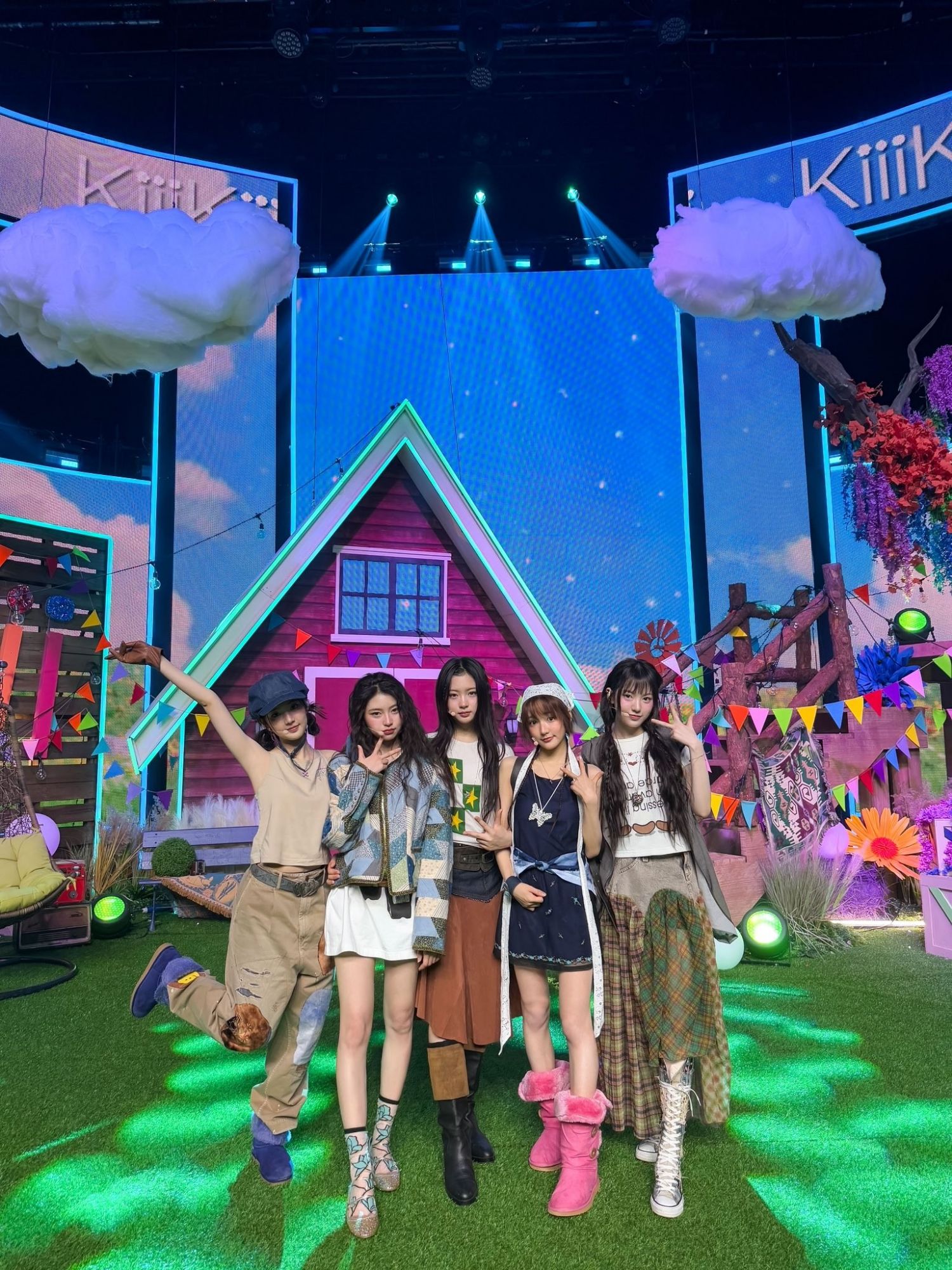 Behind-the-scenes cut of KiiiKiii