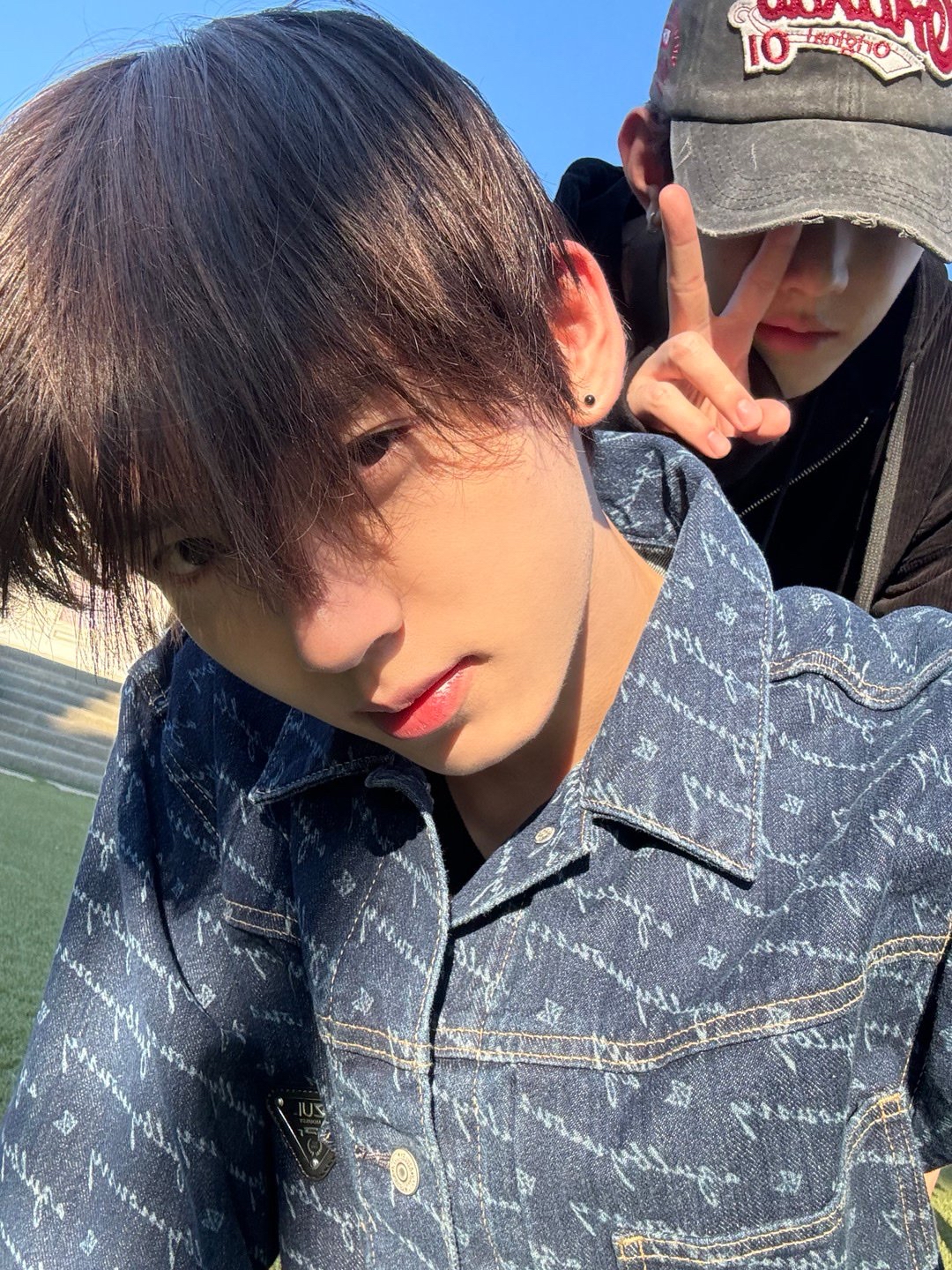 A moment captured by Han Yujin (ZEROBASEONE)'s fan