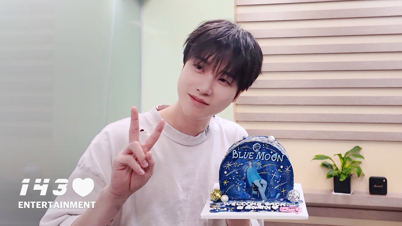 Behind-the-scenes cut of iKON