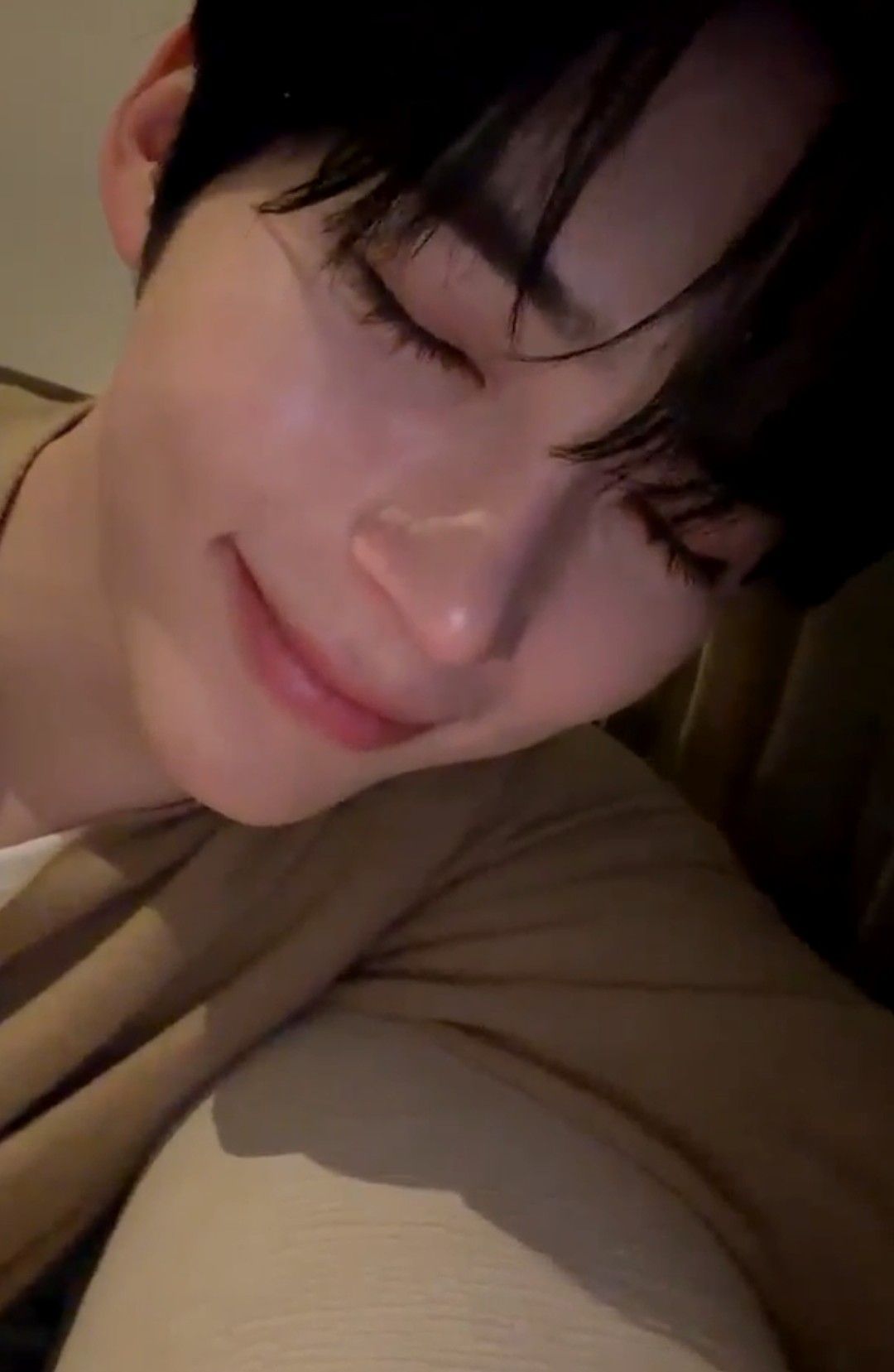 Recent activity shot of Sung Hanbin (ZEROBASEONE)