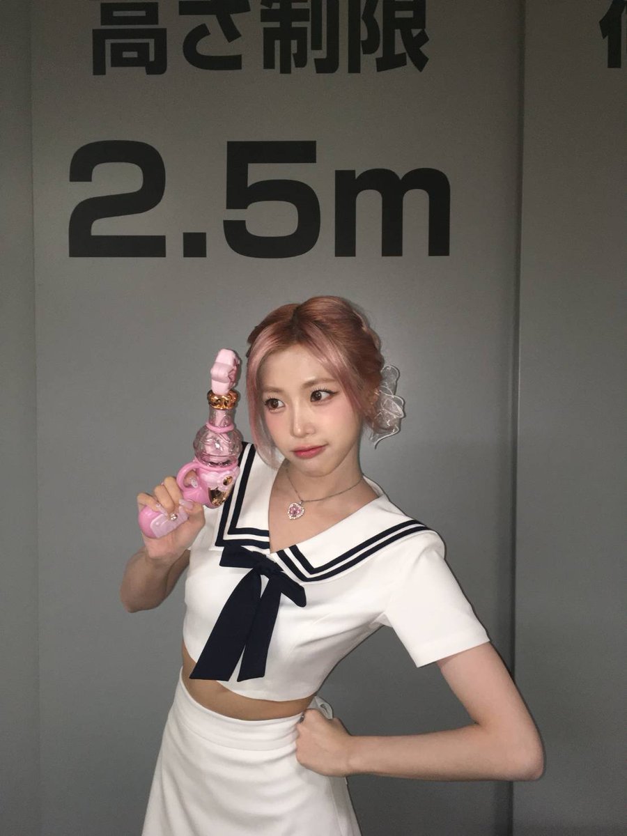 Behind-the-scenes cut of tripleS
