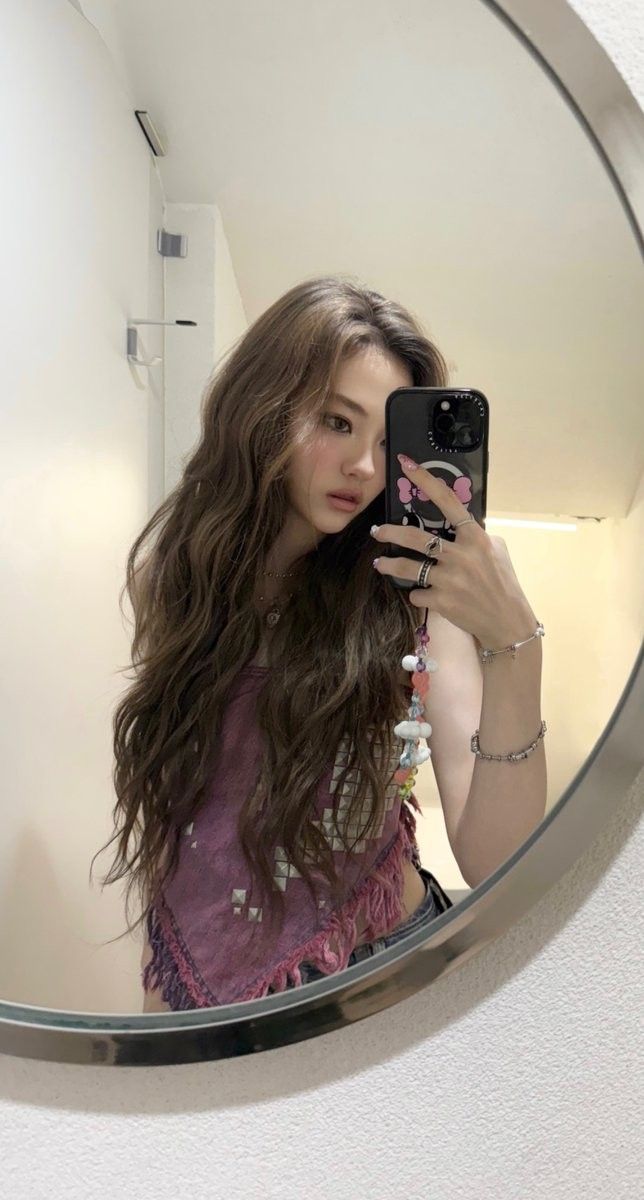Behind-the-scenes cut of Ella (MEOVV)