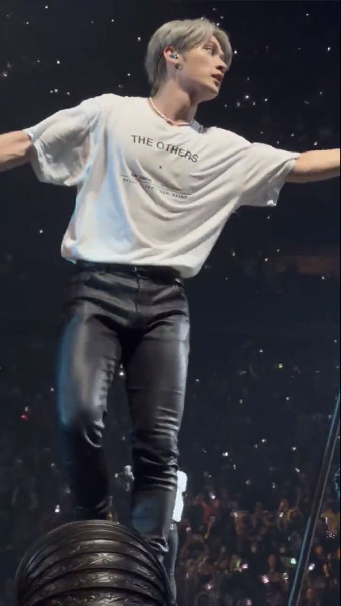 Fandom-recommended wallpaper image of Lee Know (Stray Kids)