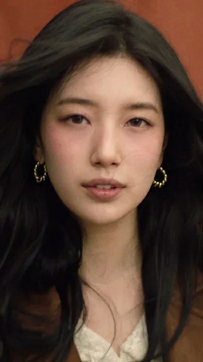 Behind-the-scenes cut of Suzy