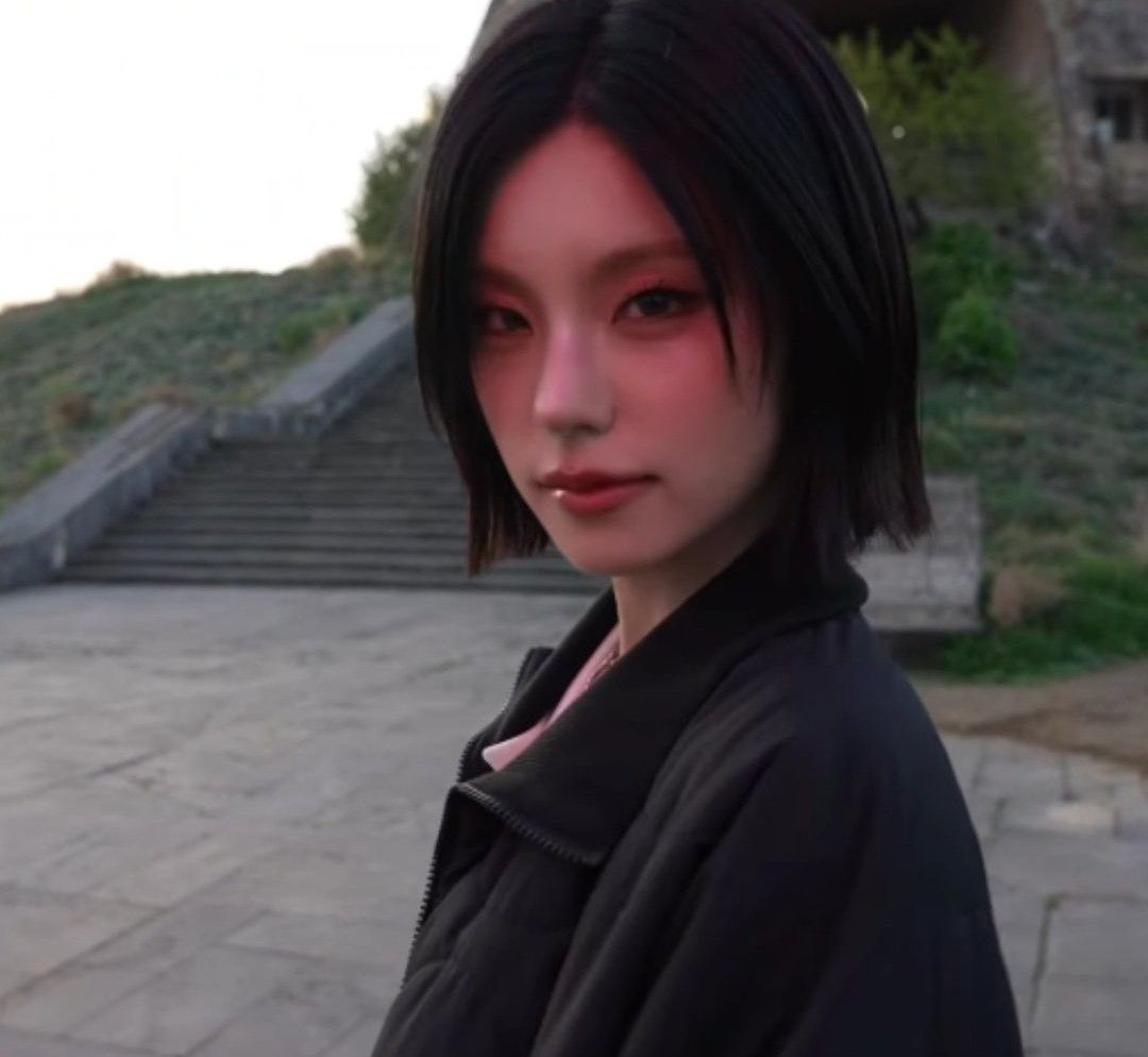 Recent activity shot of Yeji (ITZY)