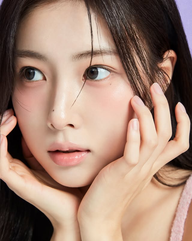 A moment captured by Kang Hyewon's fan
