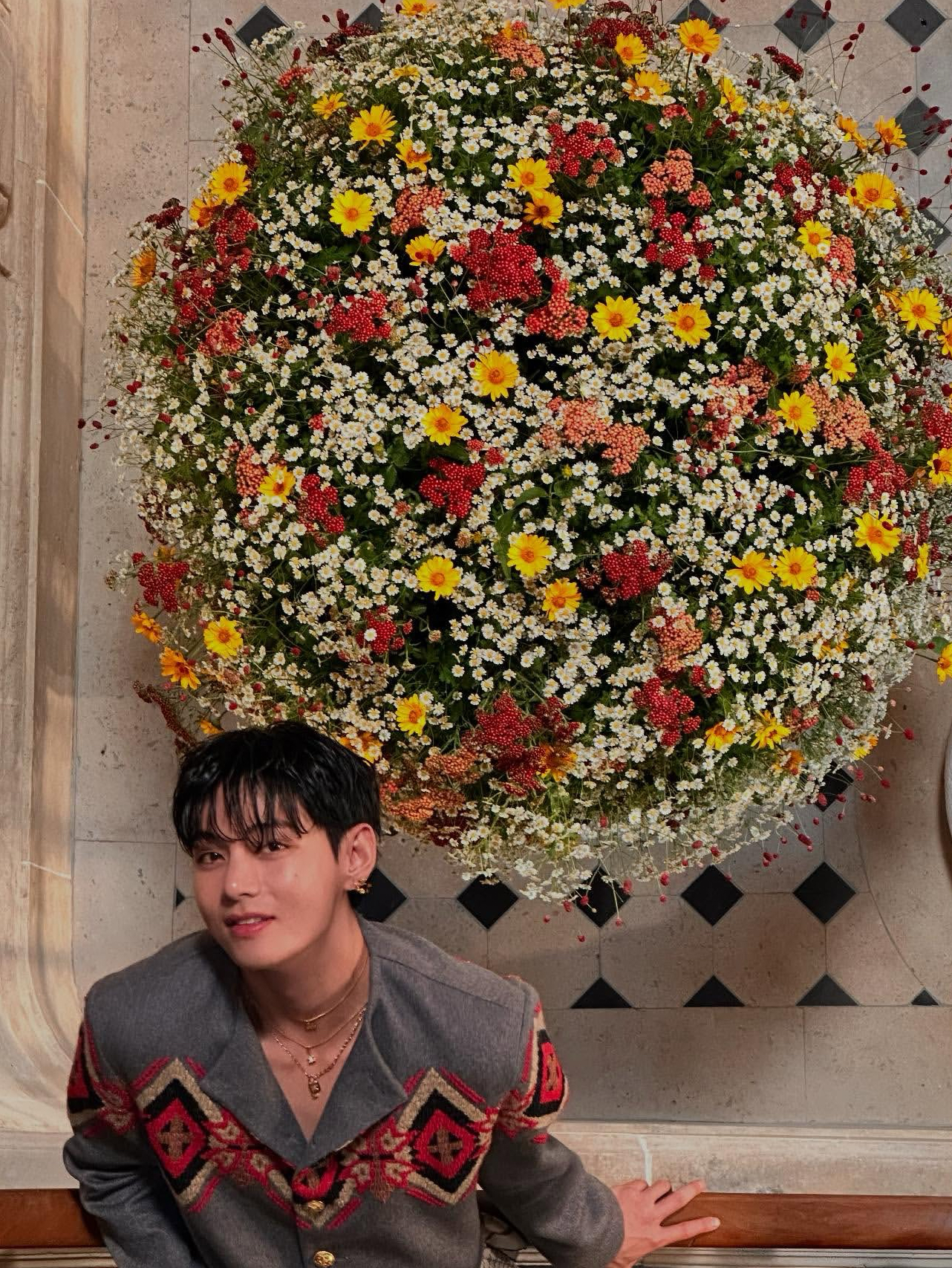 Behind-the-scenes cut of V (BTS)