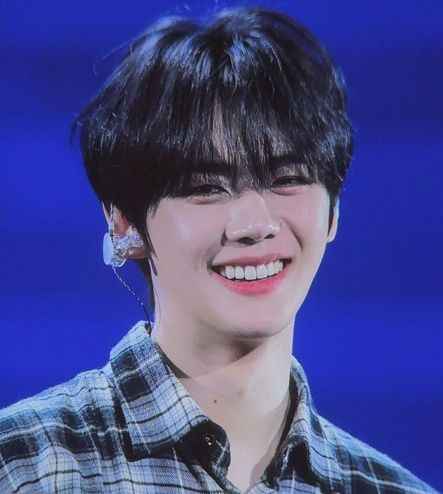 Latest photo of Kim Gyuvin (ZEROBASEONE)