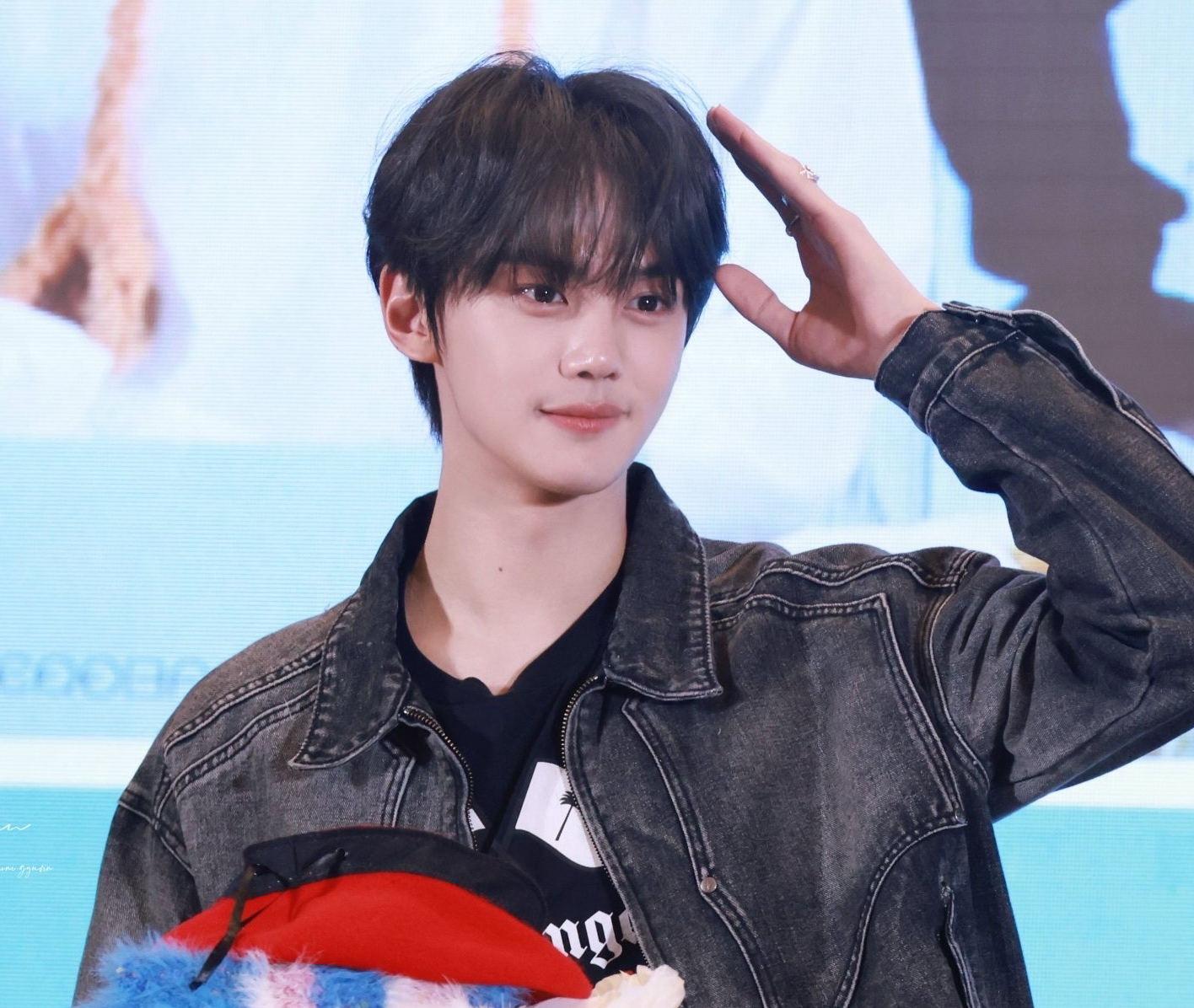Foto terbaru Kim Gyuvin (ZEROBASEONE)