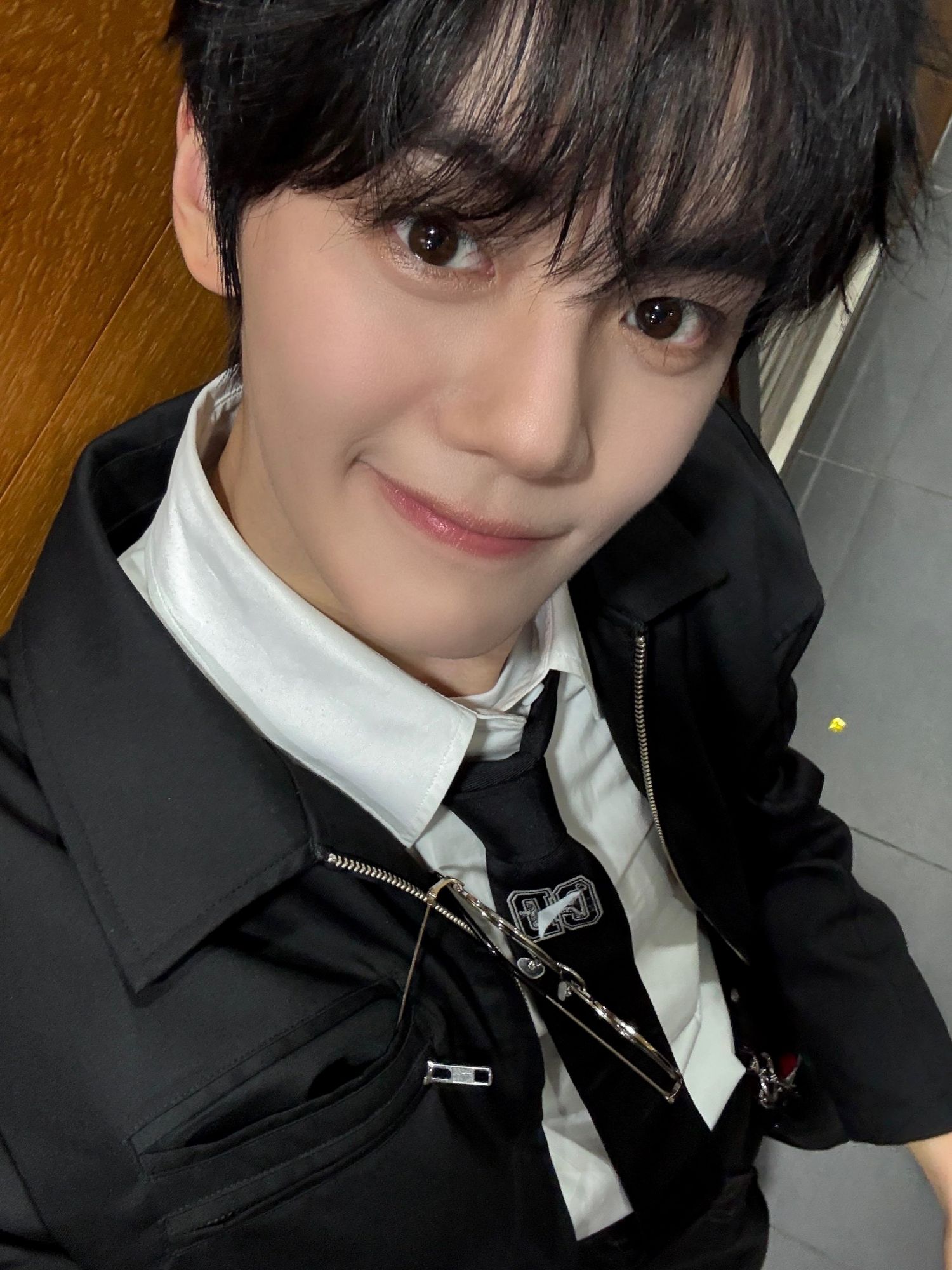 Recent activity shot of Kim Gyuvin (ZEROBASEONE)