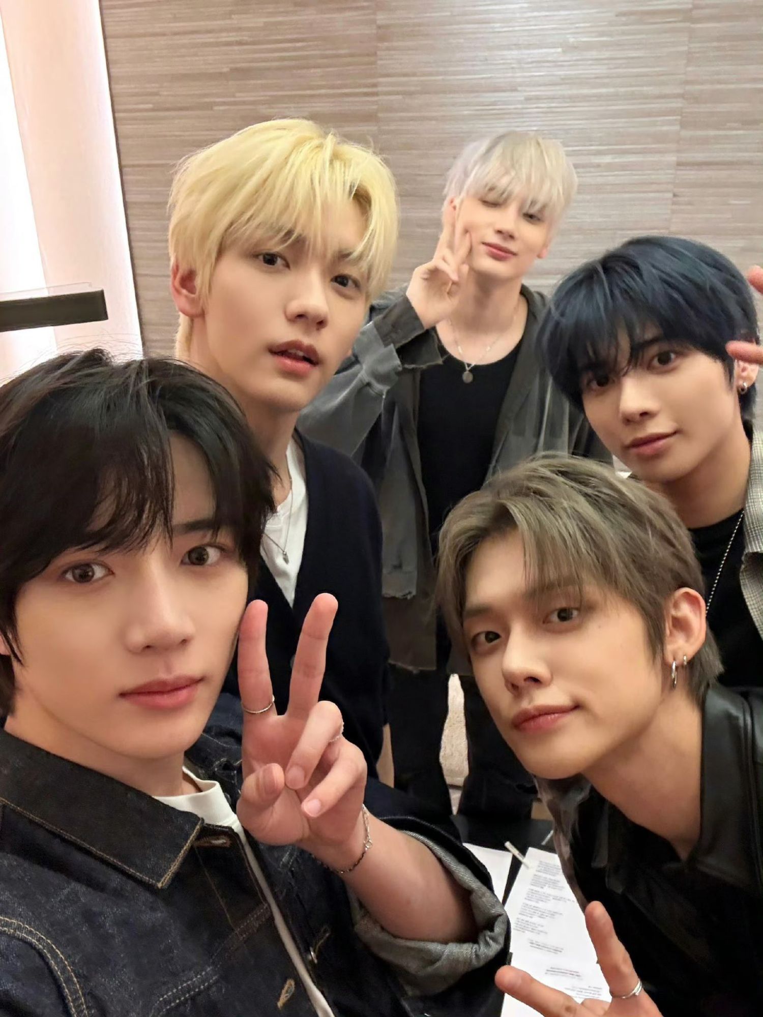 투모로우바이투게더 최근 활동샷