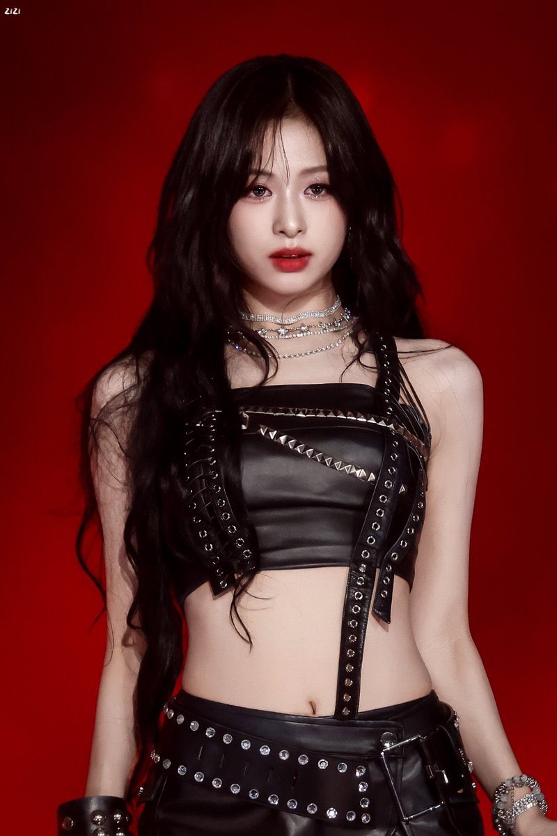 아현 (BABYMONSTER)의 비하인드 컷
