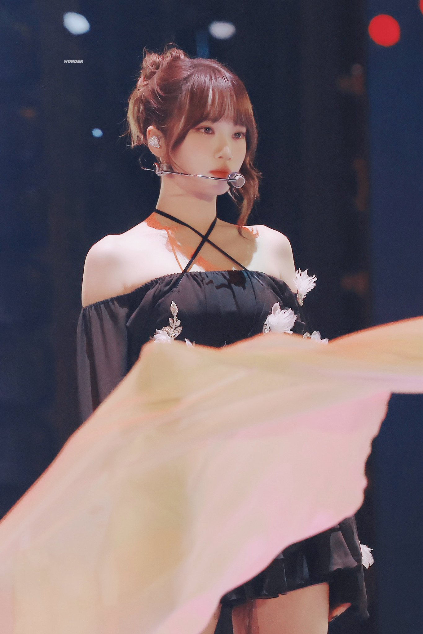 A moment captured by Kim Chaewon (LE SSERAFIM)'s fan