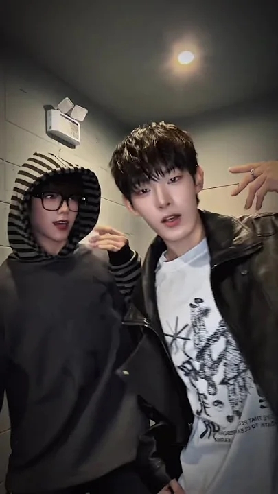 A moment captured by JL (AHOF)'s fan