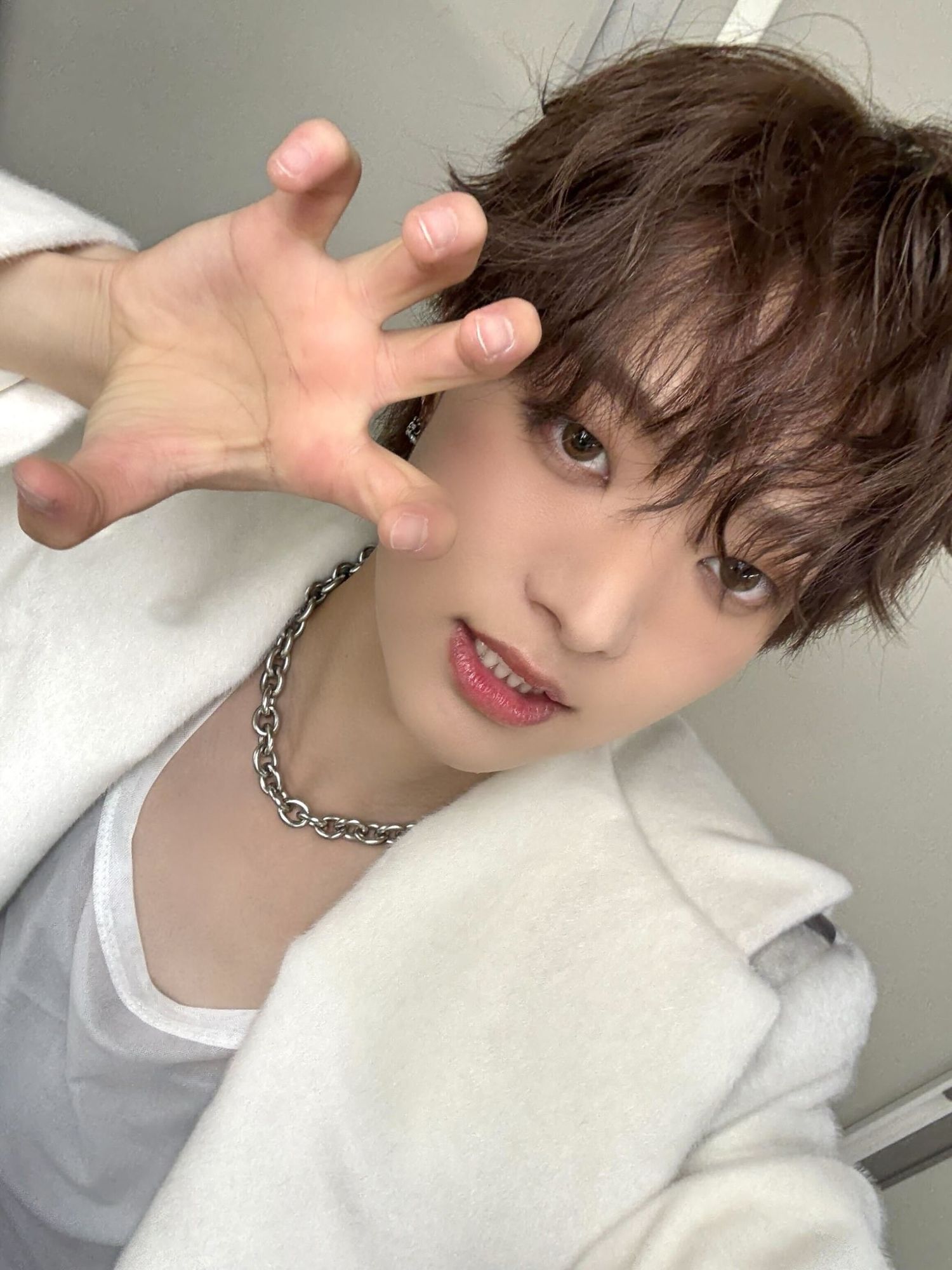 Behind-the-scenes cut of EJ (&TEAM)