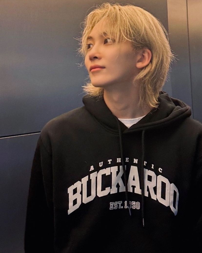 A moment captured by Jeonghan (SEVENTEEN)'s fan