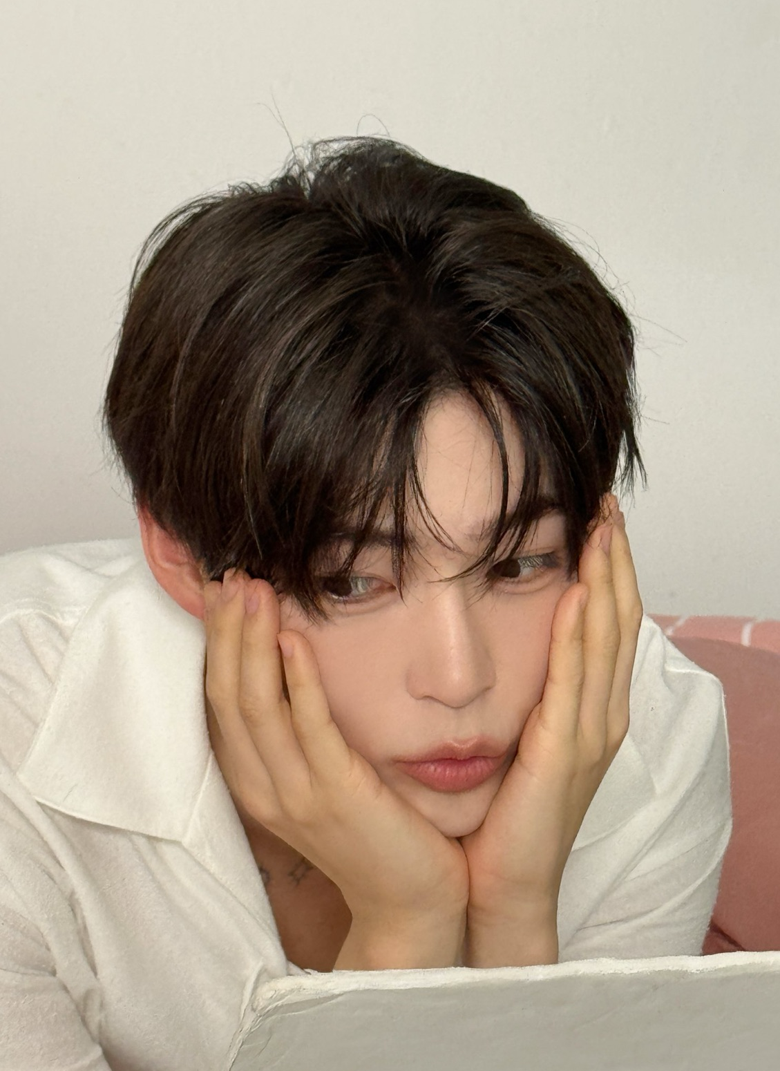 Behind-the-scenes cut of Sung Hanbin (ZEROBASEONE)