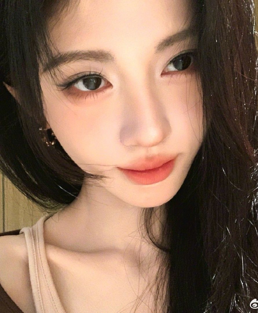 Behind-the-scenes cut of Ju Jingyi