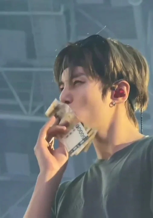 Foto aktivitas terbaru Shownu (MONSTA X)