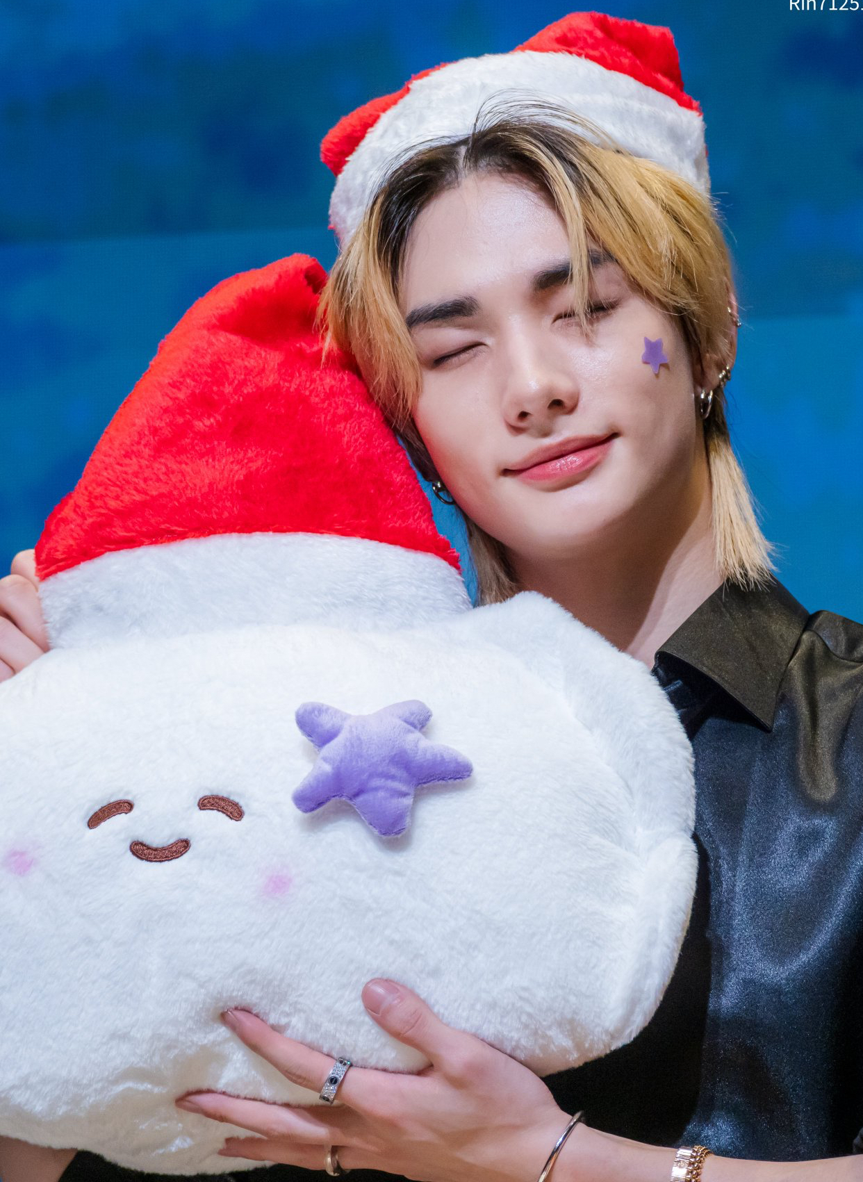 Behind-the-scenes cut of Hyunjin (Stray Kids)