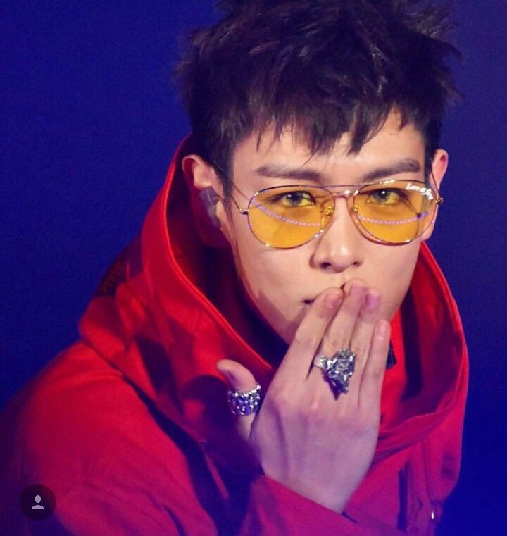 A moment captured by T.O.P's fan