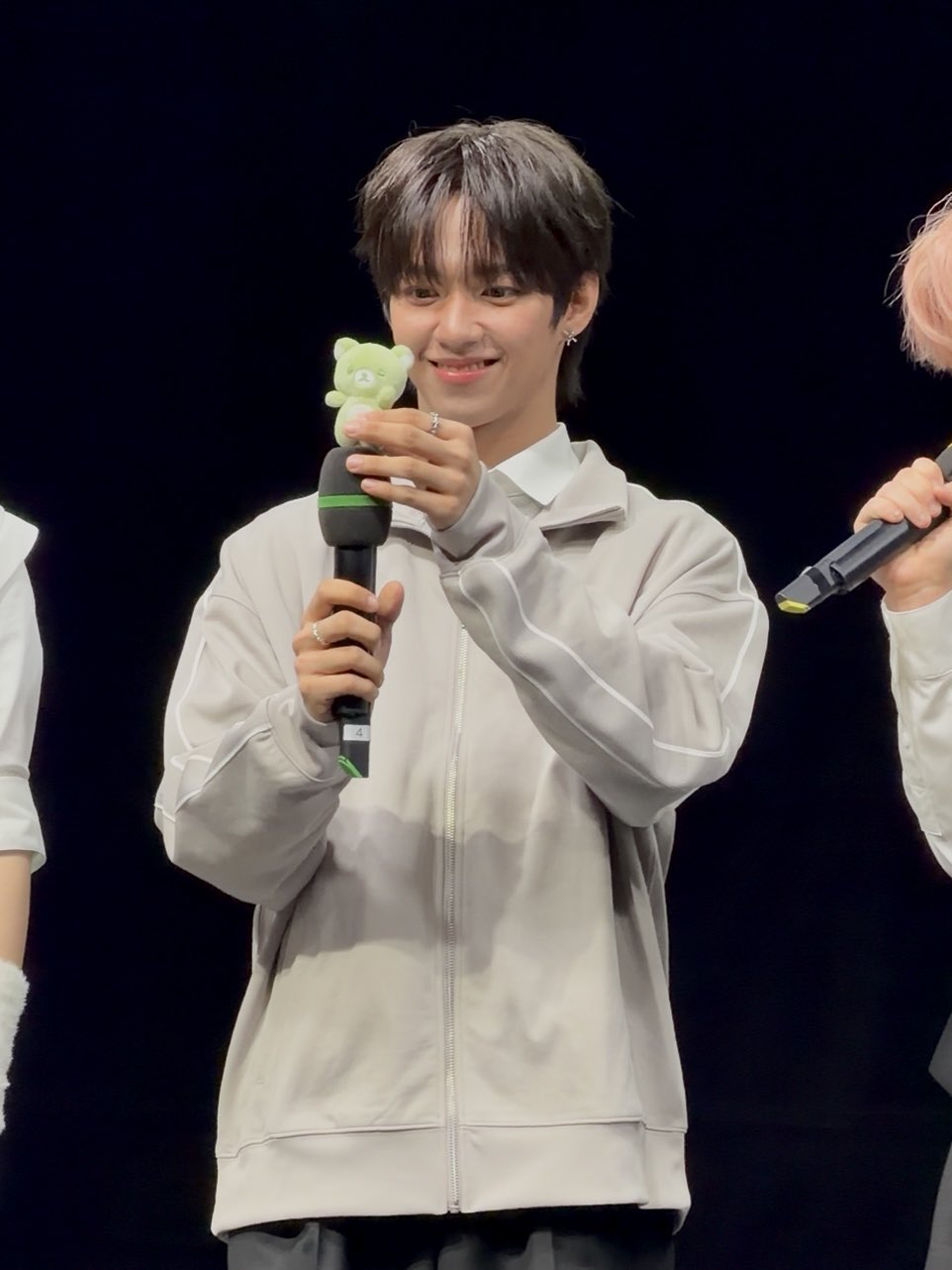 A moment captured by JL (AHOF)'s fan