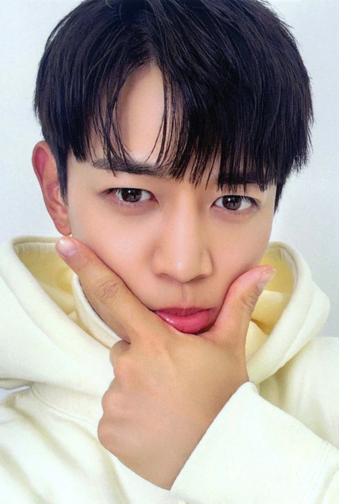 Behind-the-scenes cut of Minho (SHINee)